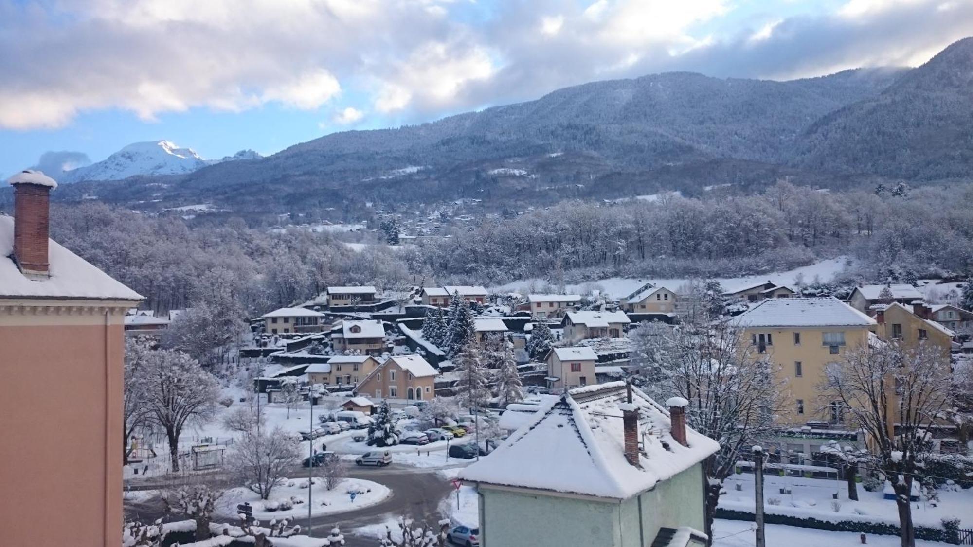 Le T2 Douillet D'Uriage - Residence Le Louvre - Cure Thermale Uriage- Proche Chamrousse - Jusqu'A 3 Personnes - Region Agreable En Toute Saison Vaulnaveys-le-Haut Esterno foto